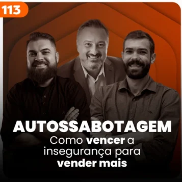 Capa do podcast Papo de Vendedor, com uma cor laranja escuro ao fundo e a foto dos apresentadores em primeiro plano. Leandro Munhoz, à esquerda, branco, loiro, cabelos curtos e barba e expressão sorridente. Daniel Mestre, à direita, branco, cabelos curtos pretos, barba e sorrindo. Ao centro, o convidado Edson de Paula, psicanalista e escritor, branco, cabelos curtos, bigode curto e sorrindo com um terno cinza e camisa branca. Abaixo, o título do episódio, na cor branca, Autossabotagem, como vencer a inseguranca para vender mais.