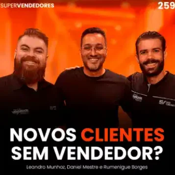 Capa do podcast Papo de Vendedor na cor laranja, com a foto do convidado ao centro, Rumenigue Borges, ao lado dos hosts, Daniel Mestre e Leandro Munhoz. Abaixo, o título, na cor branca e laranja, Novos Clientes Sem vendedor, sobre canais de vendas e indicação.