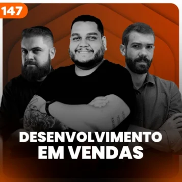 Capa do podcast papo de vendedor, na cor laranja escuro, e titulo, na cor branca "Desenvolvimento em vendas, como os eventos potencializam a carreira em vendas." Ao centro, a foto do convidado, Abdalla Daichoum, gerente de patrocinio rd summit, e, em segundo plano, a foto dos hosts, Leandro Munhoz e Daniel Mestre.