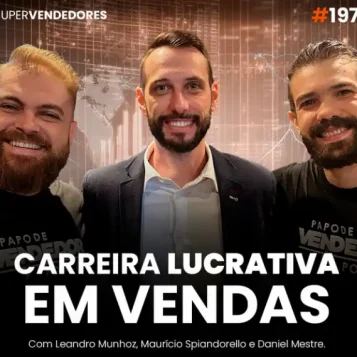 Capa do podcast Papo de Vendedor, com gráficos e mapas cintilantes ao fundo e, em primeiro plano, a foto do convidado, Maurício Spiandorello, ao lado dos hosts, Daniel Mestre e Leandro Munhoz.
