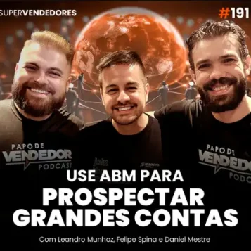 Capa do podcast Papo de Vendedor, com um globo terrestre alaranjado aofundo, e uma corrente de pessoas de mãos dadas em volta. Em primeiro plano, a foto do convidado, Felipe Spina, ao lado dos hosts, Leandro Munhoz e Daniel Mestre. Abaixo, o título, na cor branca, Use ABM para Prospectar Grandes Contas, sobre como atrair grandes clientes.