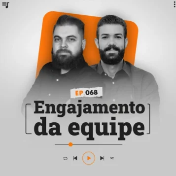 Capa do podcast Papo de Vendedor, nas cores: branca, nas bordas e laranja ao centro. Atrás do quadrado laranja, a foto dos hosts, Leandro Munhoz e Daniel Mestre, os dois brancos com barbas e camisa preta. Abaixo o título do episódio "Engajamento da Equipe", na cor preta.