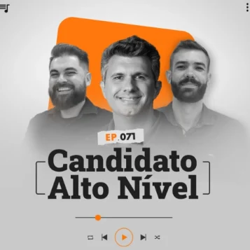 Capa do podcast Papo de Vendedor, nas cores branca nas bordas e com um elemento quadrangular laranja ao centro. Centralizado está a foto do host, Leandro Munhoz, branco, de barba, com camisa preta e expressão séria, ao lado de Daniel Mestre, branco de barca com camisa preta e expressão neutra. Entre os dois convidado Ricardo Basaglia é CEO da Michael Page Brasil, uma das mais empresas de recrutadores do Brasil, branco, cabelos pretos e sorrindo. Abaixo e centralizado, o título do episódio, Candidato de Alto Nível, na cor preta.