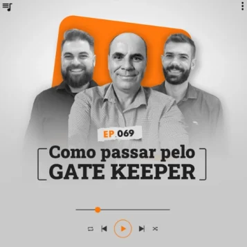 Capa do Podcast Papo de Vendedor, nas cores, branca nas bordas e laranja ao centro, Sobreposto ao elemento laranja, está a foto dos hosts, Leandro Munhoz, branco, de barba longa e camisa preta, e Daniel Mestre, branco, de barba e também camisa preta, os dois estão sorrindo e de braços cruzados. Ao centro, entre os dois, está o convidado, Pedro José fernandes, um senhor careca com camisa social cinza. Abaixo está o título do episódio "Como passar pelo gatekeeper", na cor preta.