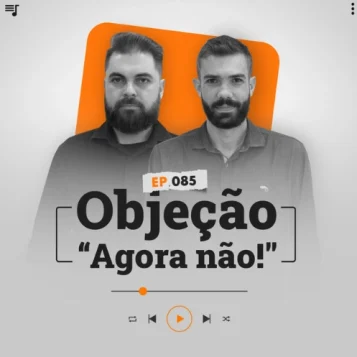 Capa do podcast Papo de Vendedor, nas cores branca, nas bordas, e laranja ao centro. No centro, Leandro Munhoz, à esquerda, branco, loiro, de barba, com expressão séria e Daniel Mestre, à direita, branco, moreno, de barba e sorrindo. Os dois com camisas pretas. Abaixo, o título do episódio "Como vencer a Objeção, 'Agora não'".