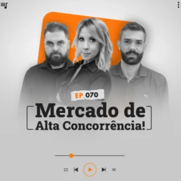 Capa do podcast Papo de Vendedor, nas cores branca nas bordas e com um elemento quadrangular laranja ao centro. Centralizado está a foto do host, Leandro Munhoz, branco, de barba, com camisa preta e expressão séria, ao lado de Daniel Mestre, branco de barca com camisa preta e expressão neutra. Entre os dois a convidada Natasha Skipka, fundadora da Brand Saúde, loira, de cabelos curtos e blazer preto, com o ombro esquerdo à frente do direito. Abaixo e centralizado, o título do episódio, Mercado de Alta Concorrência, na cor preta.