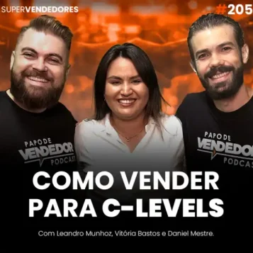 Capa do podcast Papo de Vendedor, com uma cor laranja ao fundo, e a foto da convidada, Vitória Bastos, ao lado dos hosts, Leandro Munhoz e Daniel Mestre. Abaixo, o título do episódio, na cor branca, Como Vender para Executivos C-Level. Sobre venda B2B.