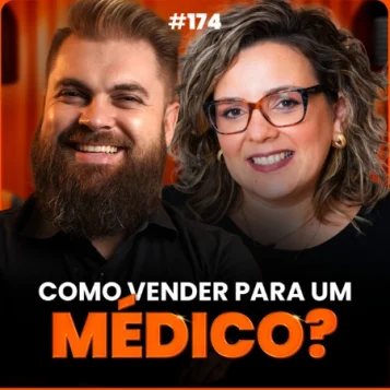 Capa do podcast Papo de Vendedor, com uma textura de cortina laranja ao fundo, e abaixo, o título do episódio "Como Vender para Médicos". Ao centro, a foto da convidada, Fabíola Miotti, Executiva de Vendas, ao lado do host, Leandro Munhoz.