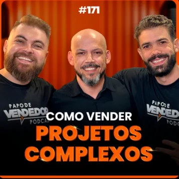 Capa do podcast Papo de vendedor, na cor laranja, com uma cortina de palco, ao fundo. Abaixo, o título, em laranja e branco, Como Vender Projetos Complexos, com a foto do convidado, Achiles Rodrigues, ao lado dos hosts, Leandro Munhoz e Daniel Mestre.