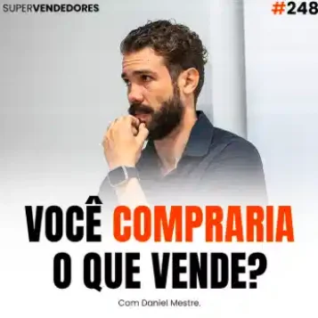 Capa do podcast Papo de Vendedor com uma cor branca e a foto do host, Daniel Mestre, com expressão pensativa e a mão no queixo. Abaico, o título, na cor preta e laranja, Você compraria o que vende? Sobre acreditar no produto e vender mais.