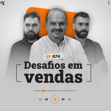 Capa do podcast Papo de Vendedor, nas cores branca, nas bordas, e laranja ao centro. No centro, Leandro Munhoz, à esquerda, branco, loiro, de barba, com expressão séria e Daniel Mestre, branco, moreno, de barba, sério. Os dois com camisas pretas. No centro, o convidado, branco, careca, de camisa branca e sorrindo, Antonio Beiram. Abaixo, o título do episódio, na cor preta, Desafios com Processo de vendas.