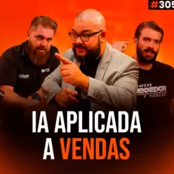 Capa do podcast Papo de Vendedor na cor laranja e a foto do convidado, Thiago Muniz, ao centro. Careca,, moreno, usando óculos e barba longa. De cada lado, os hosts, Daniel Mestre e Leandro Munhoz. Abaixo, o título, na cor branca e laranja, IA aplicada a vendas. Sobre 15 dicas de IA em vendas.