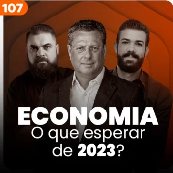 Capa do podcast Papo de Vendedor, com o fundo laranja escuro. No centro, Leandro Munhoz, à esquerda, branco, loiro, cabelo curto, de barba, com expressão séria e Daniel Mestre, à direita, branco, moreno, cabelo curto, de barba, esboçando um leve sorrizo. Os dois com camisas pretas. Ao centro, o convidado, Reinaldo cafeo, moreno, cabelos curto, sério, usando um terno escuro e camisa social branca. Abaixo, o título, na cor branca, Economia no Brasil, o que esperar de 2023.