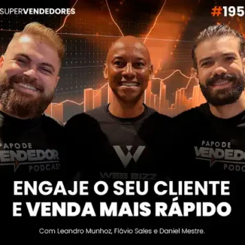 Capa do podcast Papo de Vendedor, com gráficos na cor laranja ao fundo. Em primeiro plano, a foto do convidado, Flávio Sales, ao lado dos hosts, Leandro Munhoz e Daniel Mestre. Abaixo, o título, na cor branca. Engaje o seu cliente e venda mais rápido, sobre engajamento do cliente, vendas e marketing digital.
