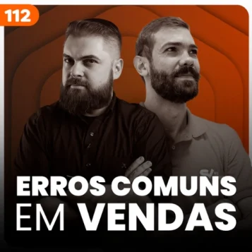 Capa do podcast Papo de Vendedor, com uma cor laranja escuro ao fundo e a foto dos apresentadores em primeiro plano. Leandro Munhoz, à esquerda, branco, loiro, cabelos curtos e barba, com o rosto virado para a direita, em perfil, e expressão séria. Daniel Mestre, à direita, com o rosto virado para a à esquerda, olhando o horizonte, branco, cabelos curtos pretos, barba e sorrindo. Abaixo, o título do episódio, na cor branca, Erros De Vendas comuns.