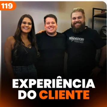 Capa do podcast Papo de Vendedor, com um fundo claro e a foto do host e dos convidados em primeiro plano. À direita, o host, Leandro Munhoz, branco, loiro, de barba, com uma camisa preta e sorrindo. Ao centro, o convidado Ricardo Baehr, branco, cabelos pretos com uma camisa preta e sorrindo. À esquerda, Thays Baehr, morena, cabelos pretos, com uma blusa preta de alça, também sorrindo. Abaixo, o título do episódio, Experiência do Cliente, na cor branca e laranja.