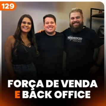 Capa do podcast Papo de Vendedor com os convidados, Ricardo Baehr e Thays Cardoso Baehr, da plataforma Simplifica+ e o host Leandro Munhoz. O título do episódio na cor branca, Força de venda e Back Office.