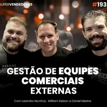 Capa do podcast Papo de Vendedor, com luzes ao fundo, como numa cidade grande, junto com aperto de mão. Em primeiro plano, a foto do convidado, William Kelson, ao lado dos hosts Daniel Mestre e Leandro Munhoz. Abaixo, o título, na cor branca, Gestão de Equipes Comerciais Externas, sobre gestão comercial B2B.