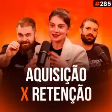 Capa do podcast Papo de Vendedor, na cor laranja, com a foto da convidada, Valéria Dal Bem, ao centro, cabelos liso, amarrado, sorrindo e com um blazer branco. De cada lado, os hosts, Daniel Mestre e Leandro Munhoz. Abaixo, o título, na cor branca, Aquisição Vs. Retenção, sobre gestão de carteira de clientes.