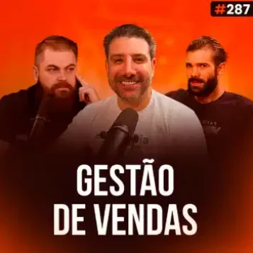 Capa do podcast Papo de Vendedor na cor laranja e a foto do convidado, Neto Tosato, ao centro. Ao lado, os hosts, Leandro Munhoz e Daniel Mestre. Abaixo, o título, na cor branca, Gestão de Vendas.