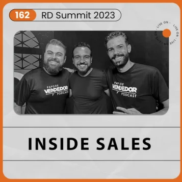 Capa do podcast Papo de vendedor, na cor branca, com bordas laranjas, edição especial RD Summit 2023