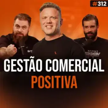 Capa do podcast Papo de Vendedor na cor laranja e a foto do convidado, Zé Nilson, ao centro. Loiro, branco, cabelos curtos e camisa preta. Um de cada lado, a foto dos hosts, Daniel Mestre e Leandro Munhoz. Abaixo, o título, na cor branca e laranja, Gestão Comercial Positiva, sobre liderança comercial humanizada.