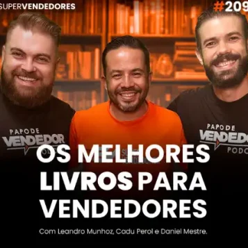Capa do podcast Papo de Vendedor, com uma biblioteca em tom laranja, ao fundo, e a foto do convidado, Cadu Perol, em primeiro plano, ao lado dos hosts, Daniel Mestre e Leandro Munhoz. Abaixo, na cor branca, o título, Os Melhores Livros de Vendas.