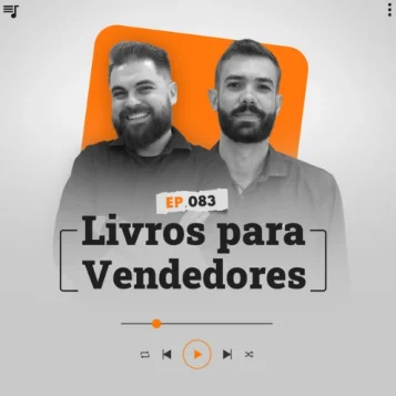 Capa do podcast Papo de Vendedor, com cores branca, nas bordas, e laranja ao centro. No centro, Leandro Munhoz, à esquerda, branco, loiro, de barba, com expressão sorridente e Daniel Mestre, à direita, branco, moreno, de barba e sério. Os dois com camisas pretas. Abaixo e centralizado, o título do episódio, Livros para vendedores, na cor preta.