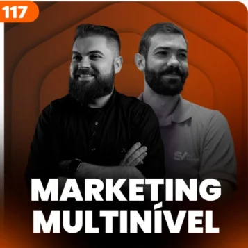 Capa do podcast Papo de Vendedor, com uma cor laranja escuro ao fundo e a foto dos apresentadores em primeiro plano. Leandro Munhoz, à esquerda, de camisa preta, branco, loiro, cabelos curtos e barba, com o rosto virado para a direita, em perfil, e expressão sorridente. Daniel Mestre, à direita, de camisa cinza, com o rosto virado para a esquerda, olhando o horizonte, branco, cabelos curtos pretos, barba e sorrindo. Abaixo, o título do episódio, na cor branca, Marketing Multinível.