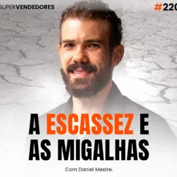 Capa do podcast Papo de Vendedor, com a foto do host, Daniel Mestre, branco, de barba e sorrindo, ao centro. Em segundo plano, uma imagem de um chão se rachando na cor branca. Abaixo, o título, na cor preta e laranja, A escassez e as migalhas, sobre mentalidade de escassez e mentalidade de sucesso.