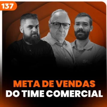 Capa do podcast Papo de Vendedor, na cor laranja escuro, com o título em laranja e branco "Meta de vendas do Time Comercial". Com a foto do convidado, Maurício Furtado e os hosts, Leandro Munhoz e Daniel Mestre.