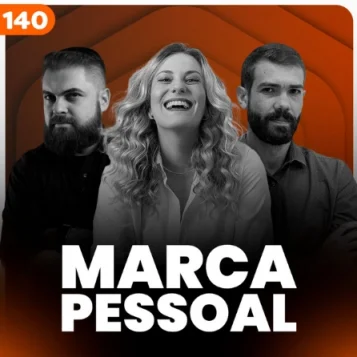 Capa do podcast Papo de vendedor, na cor laranja escuro e título, na cor branca, "O poder da marca pessoal". Ao centro, a foto da convidada, Natália Mestre, e dos hosts, Daniel Mestre e Leandro Munhoz.