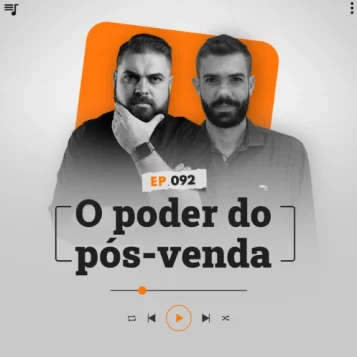 Capa do podcast Papo de Vendedor, nas cores branca, nas bordas, e laranja ao centro. No centro, Leandro Munhoz, à esquerda, branco, loiro, de barba, com expressão série e ma ão esquerda segurando o queixo. Daniel Mestre, à direita, branco, moreno, de barba e sorrindo. Os dois com camisas pretas. Abaixo o título do episódio, O Poder do Pós-venda, na cor preta.