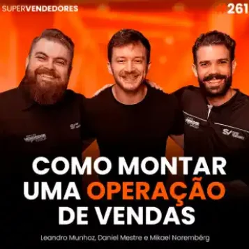 Capa do podcast Papo de Vendedor, na cor laranja, e a foto do convidado, Mikael Norembérg, ao centro. Ao lado do convidado, os hosts, Daniel Mestre e Leandro Munhoz. Abaixo, o título, Como Montar uma Operação de Vendas. Sobre a operacao de vendas de serviços de tecnologia.
