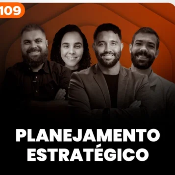 Capa do podcast Papo de Vendedor, com uma cor laranja escura ao fundo e a foto dos hosts e convidados em primeiro plano. À direita, Daniel Mestre, branco, de barba e cabelos curtos sorrindo. À sua esquerda, o convidado Caio Vidal, moreno, de barba e cabelos curtos, sorrindo com um terno escuro e camisa preta. À esquerda do caio, a convidada, Fernanda Lima, morena, cabelos enrolados na altura do ombro sorrindo e à esquerda da Fernanda, o host, Leandro Munhoz, branco, de barba e cabelos curtos, também sorrindo, com camisa preta. Abaixo, o título do episódio, na cor branca "Planejamento Estratégico".