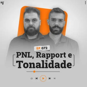 Capa do podcast Papo de Vendedor, nas cores branca, nas bordas, e laranja ao centro. No centro, Leandro Munhoz, à esquerda, branco, loiro, de barba, com expressão séria e Daniel Mestre, branco, moreno, de barba, sério. Os dois com camisas pretas. Abaixo e centralizado, o título do episódio "PNL, Rapport e Tonalidade", na cor preta.