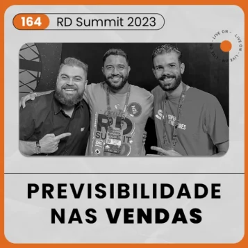 Capa do podcast Papo de Vendedor, na cor laranja e branca, com logo especial do evento RD Summit 23, e título preto baixo, Previsibilidade nas vendas. Ao centro, a foto do convidado, Caio Vidal, e dos hosts, Leandro Munhoz e Daniel Mestre.