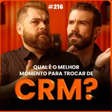 Capa do podcast Papo de Vendedor, com a foto dos hosts, Leandro Munhoz e Daniel Mestre, lado a lado, com expressão de dúvida. Ao fundo uma cortina laranja de palco e um microfone ao centro. Abaixo, o título, nas cores branca e laranja, Qual é o melhor momento para trocar de CRM, episódio sobre problemas com o CRM e como resolver.