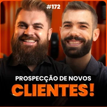 Capa do podcast Papo de Vendedor na cor laranja escuro ao fundo. Abaixo e centralizado, o título, na cor branca e laranja, "Prospecção de Clientes". Ao centro, a fotos dos hosts, lado a lado, Leandro Munhoz e Daniel Mestre.