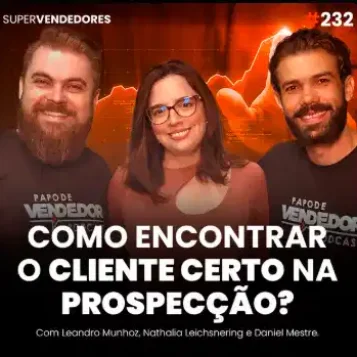 Capa do podcast Papo de Vendedor, com a foto da convidada, Nathalia Leichsnering, branca, cabelos lisos e castanhos, na altura dos ombros e usando óculos. Ao fundo, gráficos de crescimento em tom laranja cintilante. Ao lado da convidada, os hosts, Daniel Mestre e Leandro Munhoz. Abaixo, o título, Como encontrar o cliente certo na prospecção. Sobre prospecção de vendas.