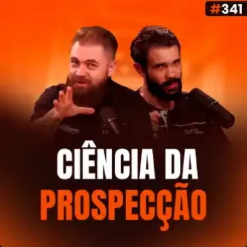 Capa do podcast Papo de Vendedor na cor laranja e a foto dos hosts, Daniel Mestre e Leandro Munhoz. Abaixo, o título, Ciência da Prospecção, sobre como abordar e prospectar clientes.