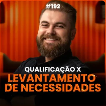 Capa do podcast Papo de Vendedor, com uma textura de cortina laranja ao fundo. Em primeiro plano, a foto do host Leandro Munhoz e o título do episódio, na cor branca e laranja, Qualificação e Levantamento de Necessidades.