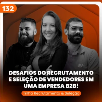 Capa do podcast Papo de vendedor na cor laranja escuro e o título, na cor branca "Desafios do recrutamento e seleção de vendedores b2b". Centralizado, a foto, em perfil, da convidada Luciane Soares e dos hosts, Leandro Munhoz e Daniel Mestre.