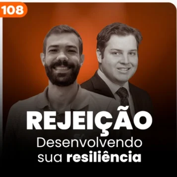 Capa do podcast Papo de Vendedor, com uma cor laranja escura ao fundo. Do lado direito, o convidado, Mauro Barros, branco, cabelos curtos e lisos, usando um terno e à sua esquerda, Daniel Mestre, branco, cabelos curtos e barba, usando uma camisa social cinza. Abaixo e centralizado, o título do episódio, na cor branca, Rejeição, Desenvolvendo sua Resiliência.