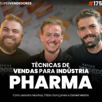 Capa do podcast Papo de Vendedor, com cápsulas de medicamentos ao fundo, No primeiro plano, a foto do convidado, Fábio Gonçalves, ao lado dos hosts, Leandro Munhoz e Daniel Mestre. Abaixo o título do episódio, na cor branca, Técnicas de vendas para representantes farmacêuticos, vendas na indústria pharma.