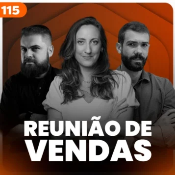 Capa do podcast Papo de Vendedor, com uma cor laranja escuro ao fundo e a foto dos apresentadores em primeiro plano. Leandro Munhoz, à esquerda, branco, loiro, cabelos curtos e barba, com o rosto virado para a direita, em perfil, e expressão séria. Daniel Mestre, à direita, com o rosto virado para a à esquerda, branco, cabelos curtos pretos, barba e sério. Entre os dois, a convidada Camile Just, empresária e estrategista, branca, loira, cabelos copridos e lisos, com uma camisa branca e sorrindo. Abaixo, o título do episódio, na cor branca, Reunião de Vendas.