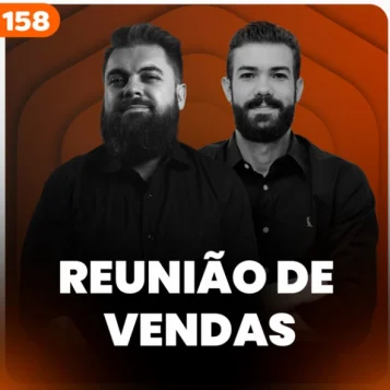 Capa do podcast Papo de Vendedor, na cor laranja escuro, e título, na cor branca, Reunião de Vendas. Ao centro, a fotos dos hosts, Leandro Munhoz e Daniel Mestre.