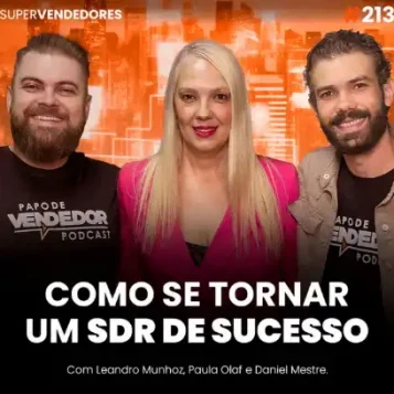 Capa do podcast Papo de Vendedor, com a convidada, Paula Olaf, ao centro (loira e vestindo um blazer rosa, e os hosts, Leandro Munhoz e Daniel Mestre, brancos e com barba, ao lado da convidada. Ao fundo uma cidade grande com textura laranja. Abaixo, o título Como Se Tornar um SDR de Sucesso, sobre a profissão de SDR, pré-vendas e prospecção.