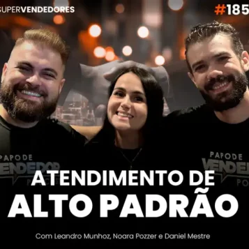 Capa do podcast Papo de Vendedor, com luzes e um aperto de mão ao fundo. Em primeiro plano, a foto da convidada, Noara Pozzer, especialista em atendimento, ao lado dos hosts, Daniel Mestre e Leandro Munhoz. Abaixo, na cor branca, o título, Atendimento de alto padrão, sobre técnicas de atendimento ao cliente.