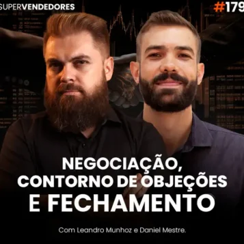Capa do podcast Papo de Vendedor, com uma cor preta ao fundo, com desenhos de gráficos e um aperto de mão. Em primeiro plano, a foto dos hosts, Leandro Munhoz e Daniel Mestre. Abaixo, na cor branca, o título Negociação, Contorno de objeções e Técnicas de Fechamento.